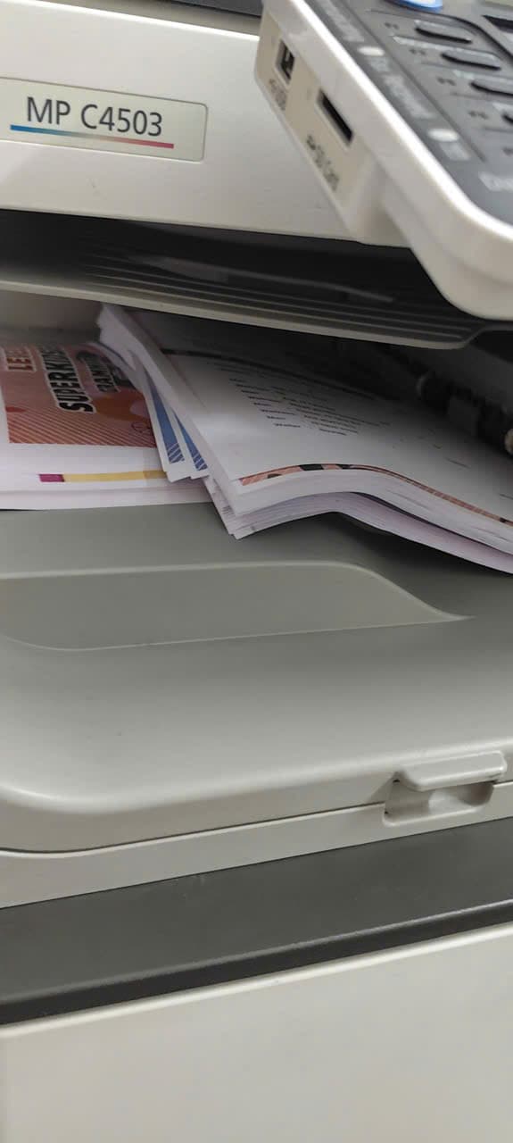Máy photocopy màu Ricoh MP C4503 vận hành in màu tại văn phòng khách hàng